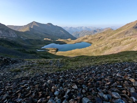 Vers le massif des Encantats et le lac de Montoliu, un joyau dans la steppe !