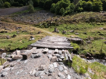 Traverser la passerelle et tourner à droite au niveau du «terril» en haut à gauche de la photo (photo prise au retour).