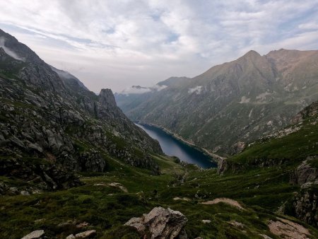 La raide descente vers l’étang de Soulcem.