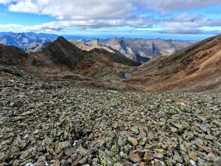 Retour au col de Riufret, une dernière vue vers le Guins de l’Âne et le massif de Bassiès.