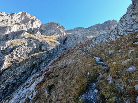 Bientôt arrivé au col du Grun avec vue sur le couloir à venir.