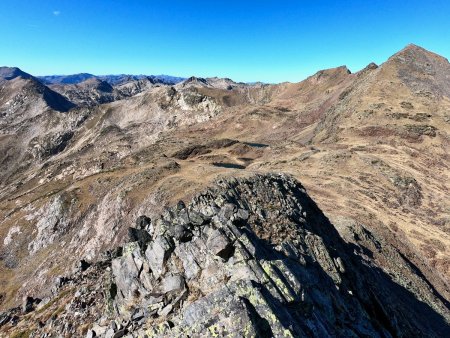 De retour sur la crête, avec vue sur l’intégralité du parcours de crête effectué depuis le coll de la Grava situé en haut à gauche de la photo.