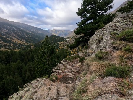 On aperçoit l’estany de Font Viva.