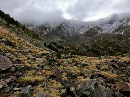 Arrivée à vue du cirque au-dessus du lieu dit Bac de Coll Roig, il va falloir tourner à gauche dans le raide.