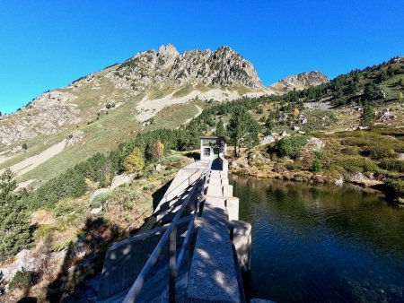 Vue arrière en traversant la retenue d’eau.