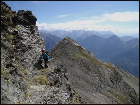 Taillé dans la roche.  Regard arrière.