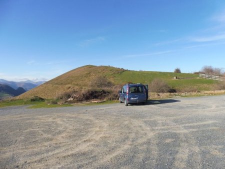 A côté du parking, la crête d’Hartxabal que l’on va remonter.