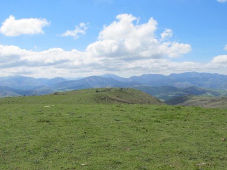 Une vue vers le sud-ouest (au fond les crêtes d’Iparla).