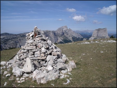 Tête Chevalière son panorama sur le Grand Veymont et le Mont Aiguille.