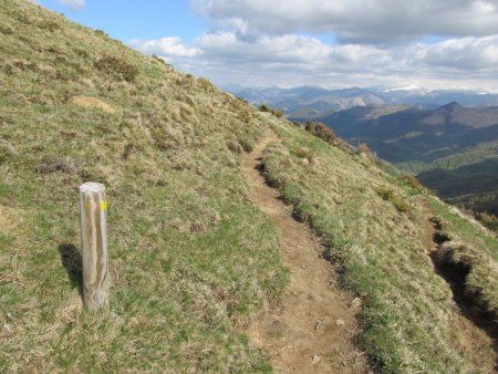 On rejoint le sentier du PR qui nous ramène à la fontaine d’Ahüzkia.