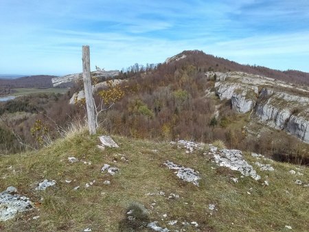 Croix en bois en face du pic de l’aigle