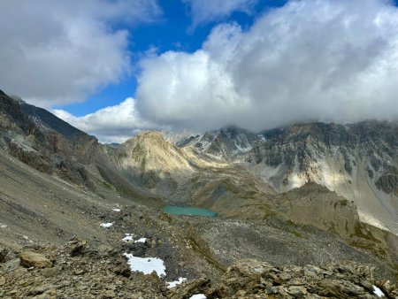 Vue des crêtes sur le lac vert des Houerts