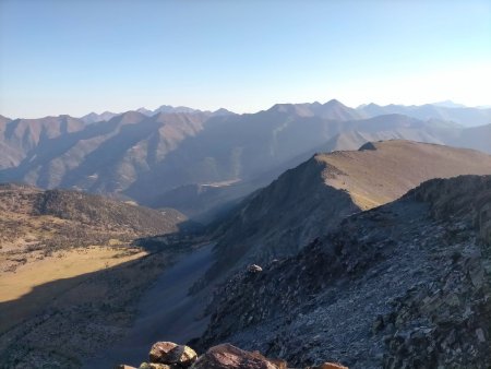 Du sommet, vue vers le Nord (on aperçoit le pic de la Bassera et au fond la Comapedrosa)