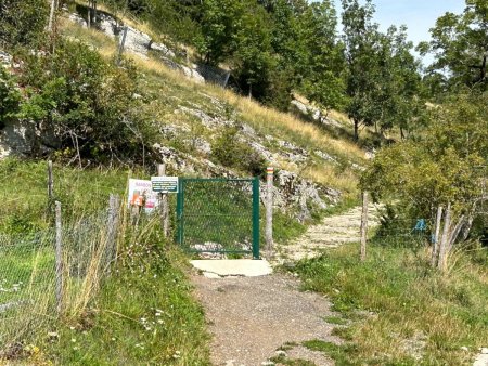 L’entrée du parc à moutons et le début du bien-nommé Sentier des Moutons