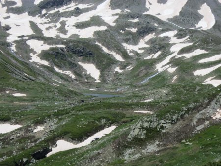 Un petit lac traqué par les névés