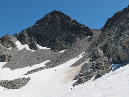 Dans la combe, remonter vers le couloir et le collet à droite de la Pointe de Chaborgne.