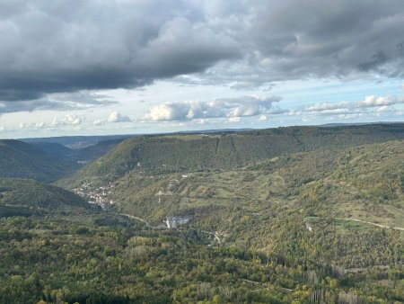 La Vallée de la Loue, en direction de Lods.