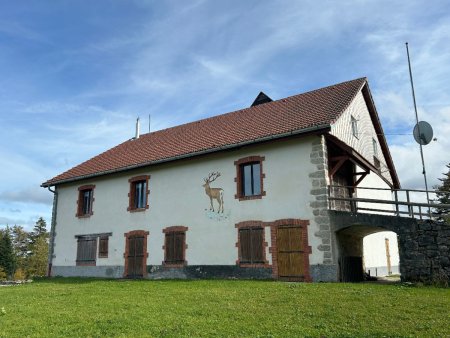 La Côte du Cerf et sa batisse joliment ornée...