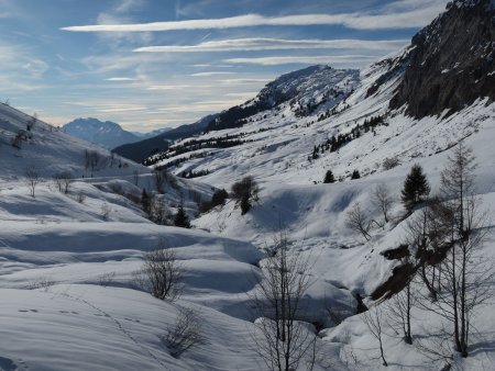 Un regard arrière dans le vallon enneigé.