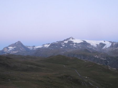 Le jour de lève sur les glaciers de la Vanoise...