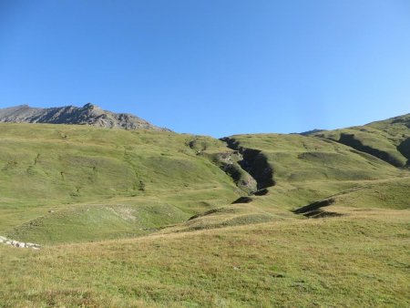 Les pentes herbeuses à remonter et le ruisseau de la Femma