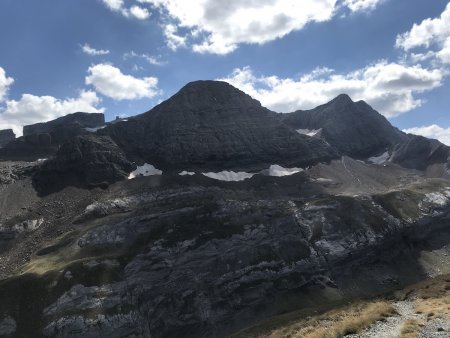 Du Pic des Tentes, brèche de Roland et à droite le Pic du Taillon puis le Pic des Gabiétous