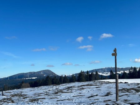 Les Alpes suisses pointent le bout de leur nez entre Aiguilles de Baulmes et Suchet