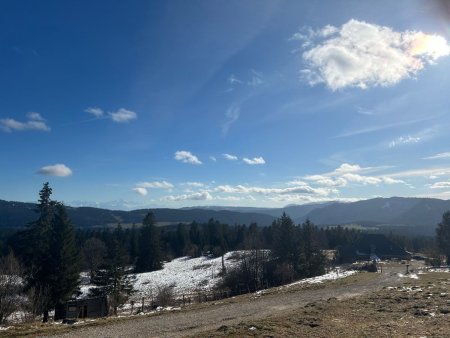 Le Chalet de la Champagne et les falaises du Mont d’Or, à contrejour