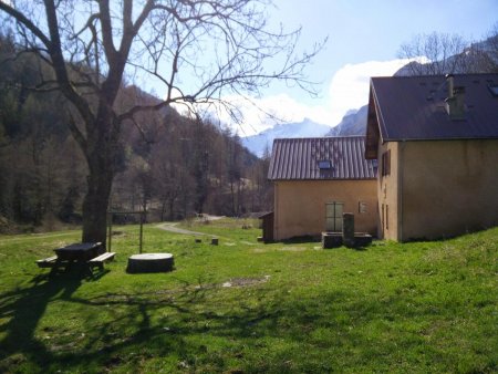 Le gîte et son site paisible, sur fond de Pic de Bure...