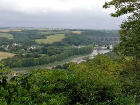 Vue sur l’Aulne et le viaduc.