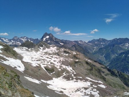 Vue depuis le Col des Lauzières sur les lacs de Crupillouse enneigés, en arrière-plan le Sirac