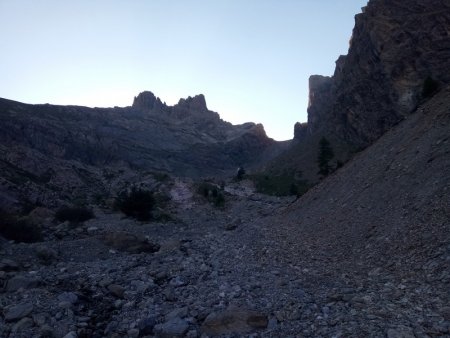 On monte dans le vallon, sur fond d’Aiguille Grande