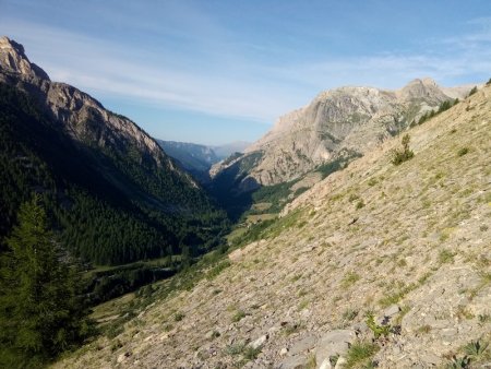 Approche avec vue sur la vallée