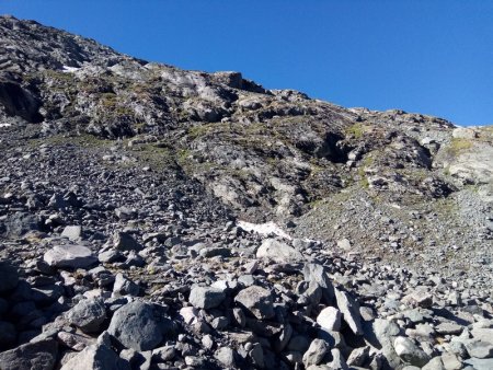 On rejoint la combe sous le Col d’Arbéron par ce terrain assez agréable