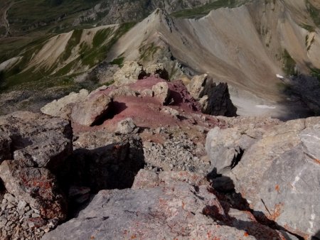 Le début de la descente sur les pierriers rouges caractéristiques