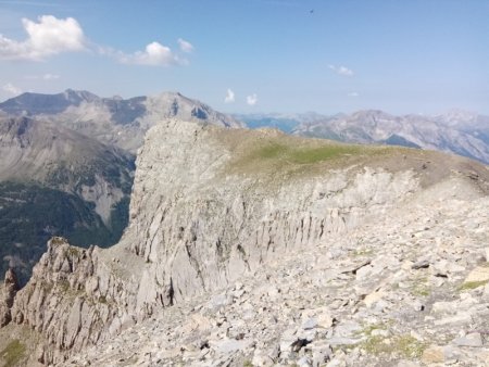 On finit à la croix juste au bord de la falaise...