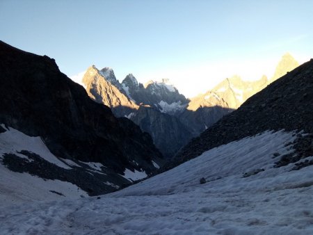 Dans le rétro sur les faces nord des sommets du Glacier Noir