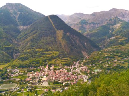 Saint-Etienne-de-Tinée (vu depuis le sentier en direction de Rabuons)