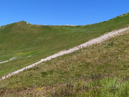 Au dessus, un chemin conduisant a un point de vue de la crête des Gittes