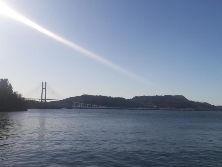 J4. Holsnøy et le pont qui enjambe Salhusfjorden.