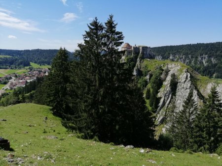 En face du Château de Joux