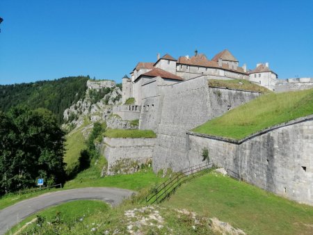 Château de Joux depuis son parking