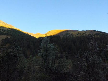 A droite, tout en haut, au soleil : alpage de descente en fin de parcours