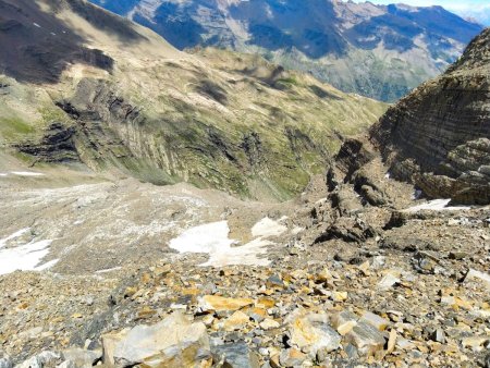 Dans le rétro, vestige du glacier de Faravel (traversé pour longer le pied de la barre rocheuse à main gauche)