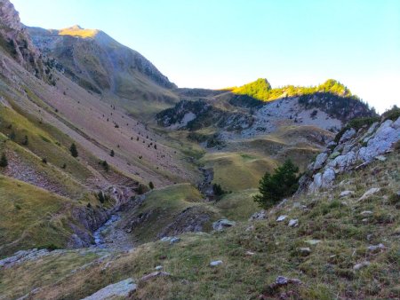 Dans le rétro (en arrière-plan, l’on voit parfaitement la crête qui sera empruntée à la descente vers le Serre du Corbeau)