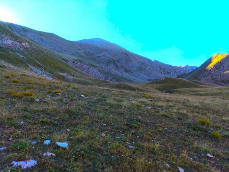 Sur le petit plateau du Vallon des Comborsiers (au fond au centre : Tête de Chante-Perdrix)