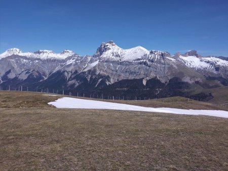 Tête de la Cavale, Nid, Rougnou, Tête de l’Aupet, Grand Ferrand, Têtes de Vallon Pierra, du Lauzon et de Plate Longue, et Rocher Rond.