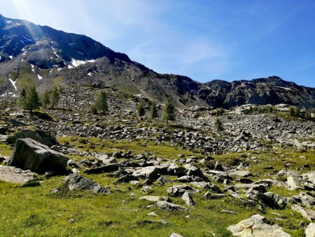 Les pentes d’éboulis en direction du Passo Degli Ometti (2767m)