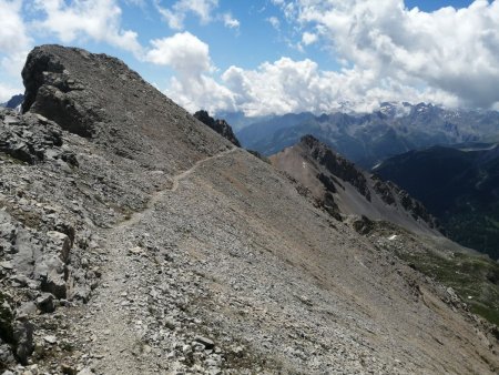 Sentier bien tracé malgré le profil acéré