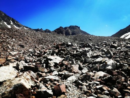 Dans la partie supérieure du vallon, le terrain devient beaucoup plus minéral